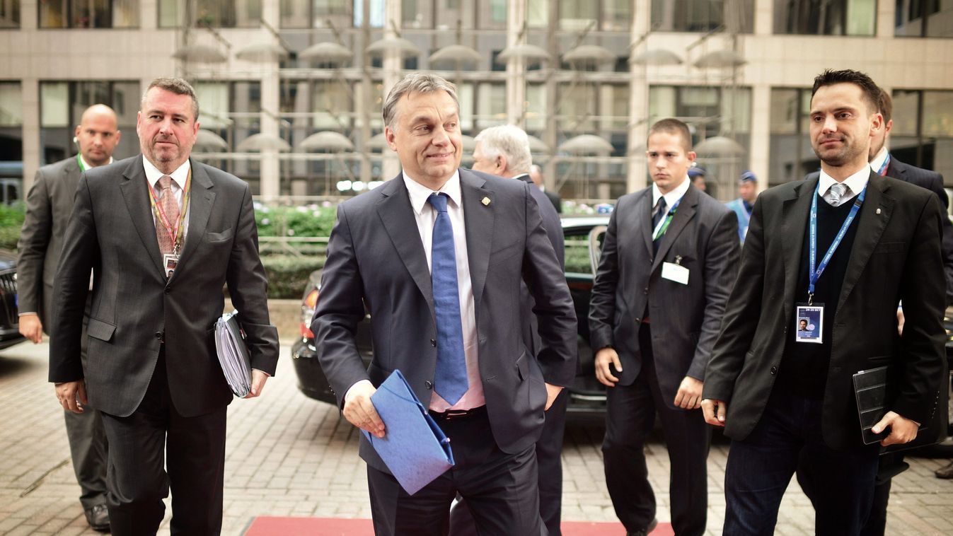 Havasi Bertalan; Orbán Viktor Közéleti személyiség foglalkozása miniszterelnök politikus sajtófőnök SZEMÉLY Brüsszel, 2013. október 24.
A Miniszterelnöki Sajtóiroda által közreadott képen Orbán Viktor miniszterelnök (k) érkezik az Európai Unió állam- és k