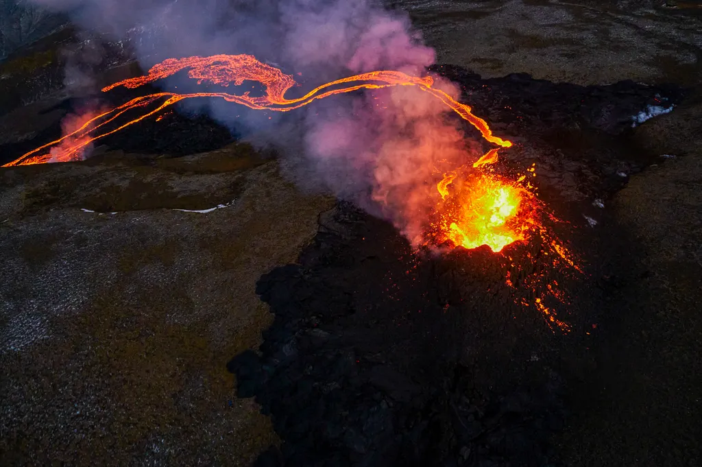 Továbbra is rengeteg turistát vonzanak az izlandi vulkánkitörések, galéria, 2021 