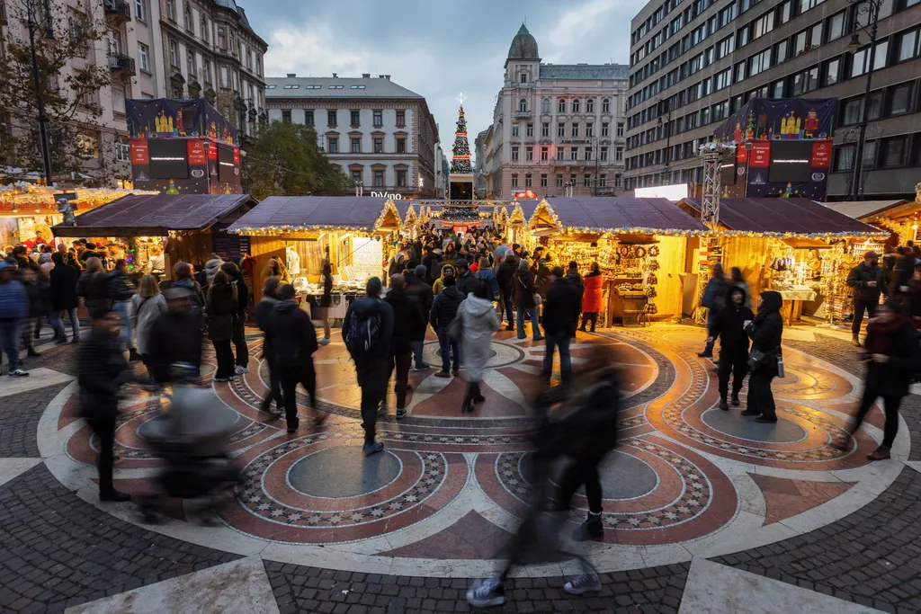 Vörösmarty tér, Szent István tér, karácsonyi vásár, 2022. november 