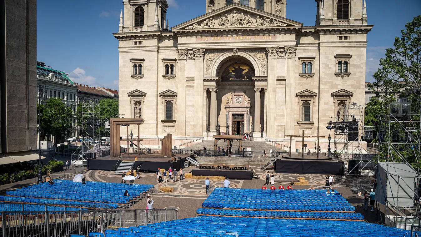 Csíksomlyói passió a Szent István Bazilika előtt 