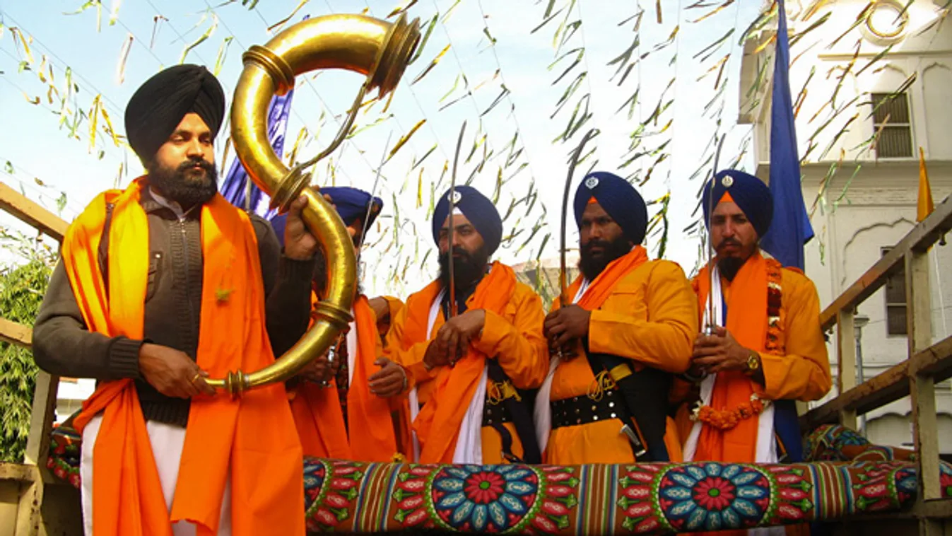 Észak-India, Szikh utcai ünnepség Amritsar utcáin 