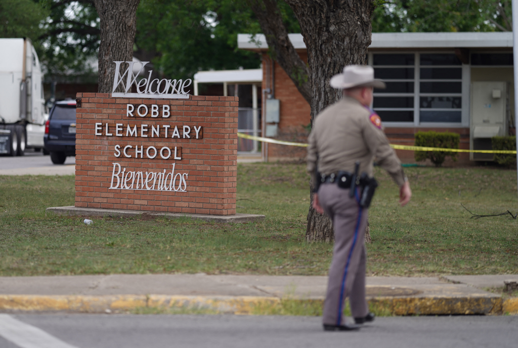 Iskolai lövöldözés, Texas, iskola,  Uvalde, Robb Általános iskola, 
   Texas, iskola, 
 een gunman kills 15 at Texas elementary school school crime shooting TOPSHOTS Horizontal 