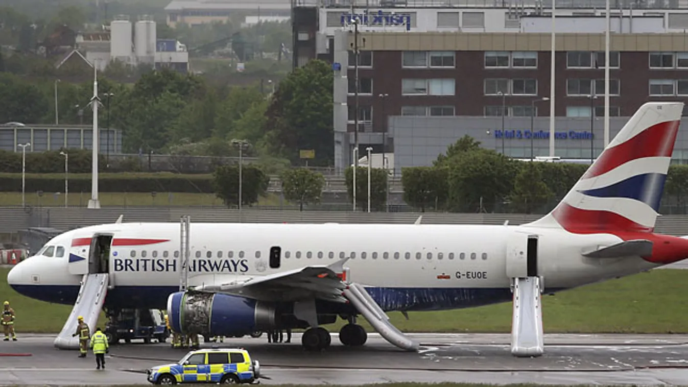 Egy mentőcsapat tagjai a British Airways brit légitársaság egyik Airbus A319-es típusú repülőgépénél, amely kényszerleszállást hajtott végre a londoni Heathrow repülőtéren 2013. május 24-én 