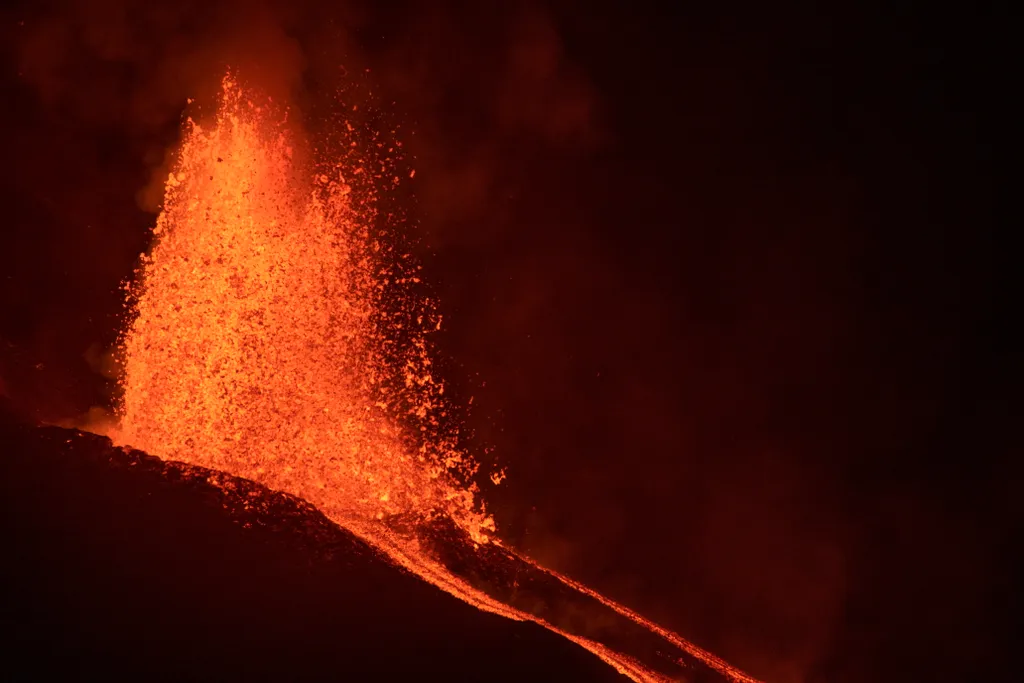 Cumbre Vieja vulkán, vulkánkitörés, Kanári-szigetek, Spanyolország, La Palma, láva 