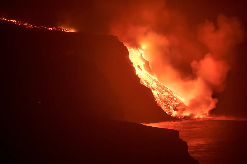 Cumbre Vieja vulkán, vulkánkitörés, Kanári-szigetek, Spanyolország, La Palma, láva 