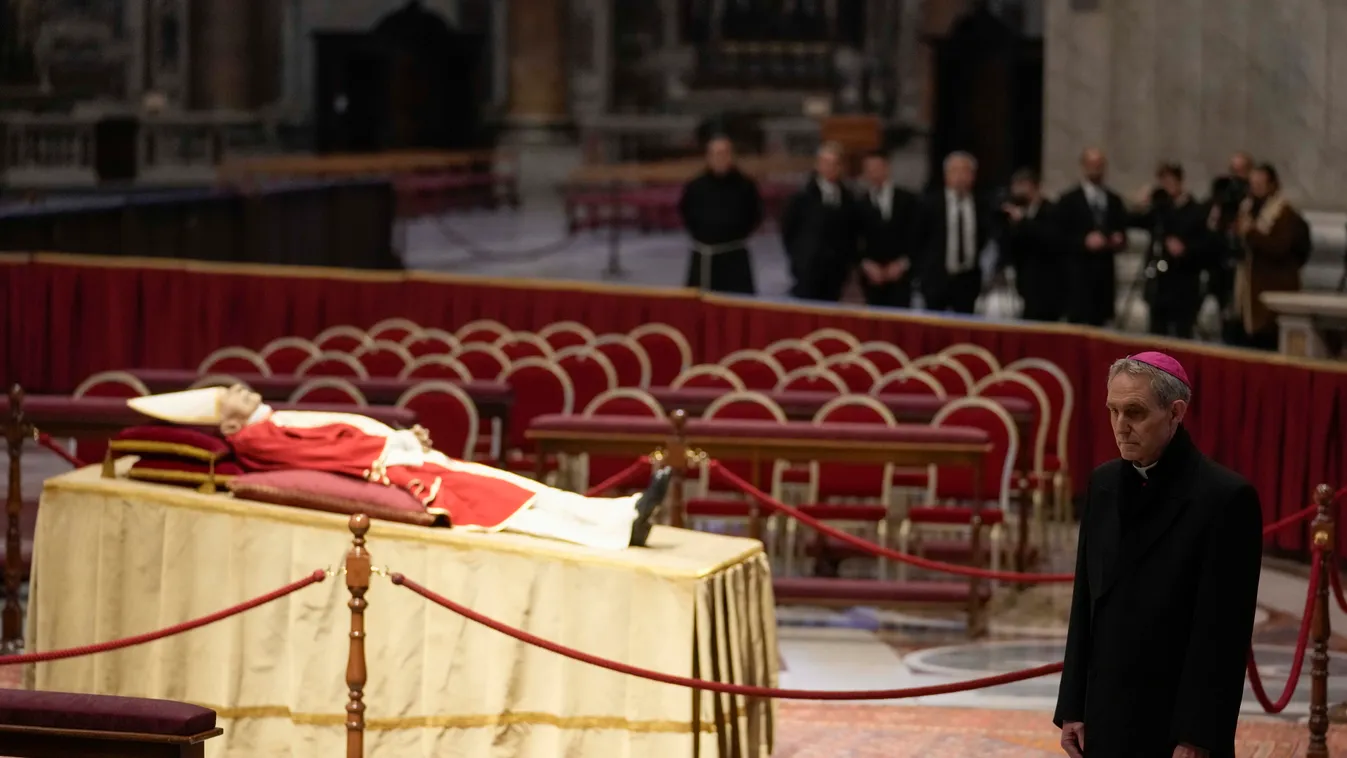 A Vatikáni Média által közreadott képen Georg Gänswein német érsek távozik  XVI. Benedek nyugalmazott pápa ravatalánál a vatikáni Szent Péter-bazilikában 2023. január 2-án. 
