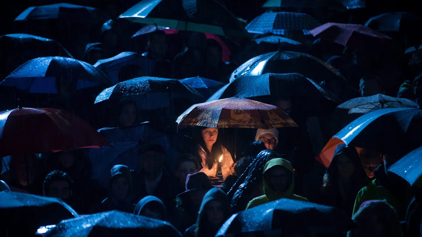 DÍSZTÁRGY esernyő esős FOTÓ ÁLTALÁNOS gyászol gyertya IDŐJÁRÁS kegyelet ÖLTÖZÉK KIEGÉSZÍTŐ TÁRGY virrasztás 