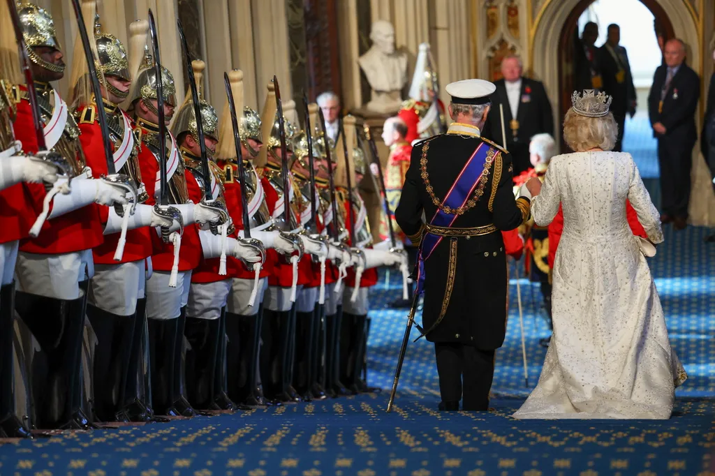 III. Károly brit uralkodó első parlamenti beszéd Nagy-Britannia, 
 
III. Károly brit uralkodó és felesége, Kamilla királyné távozik a felsőházi ülésteremből, miután a király megnyitotta az 58. parlament negyedik ülésszakát Londonban 2023. november 7-én. A