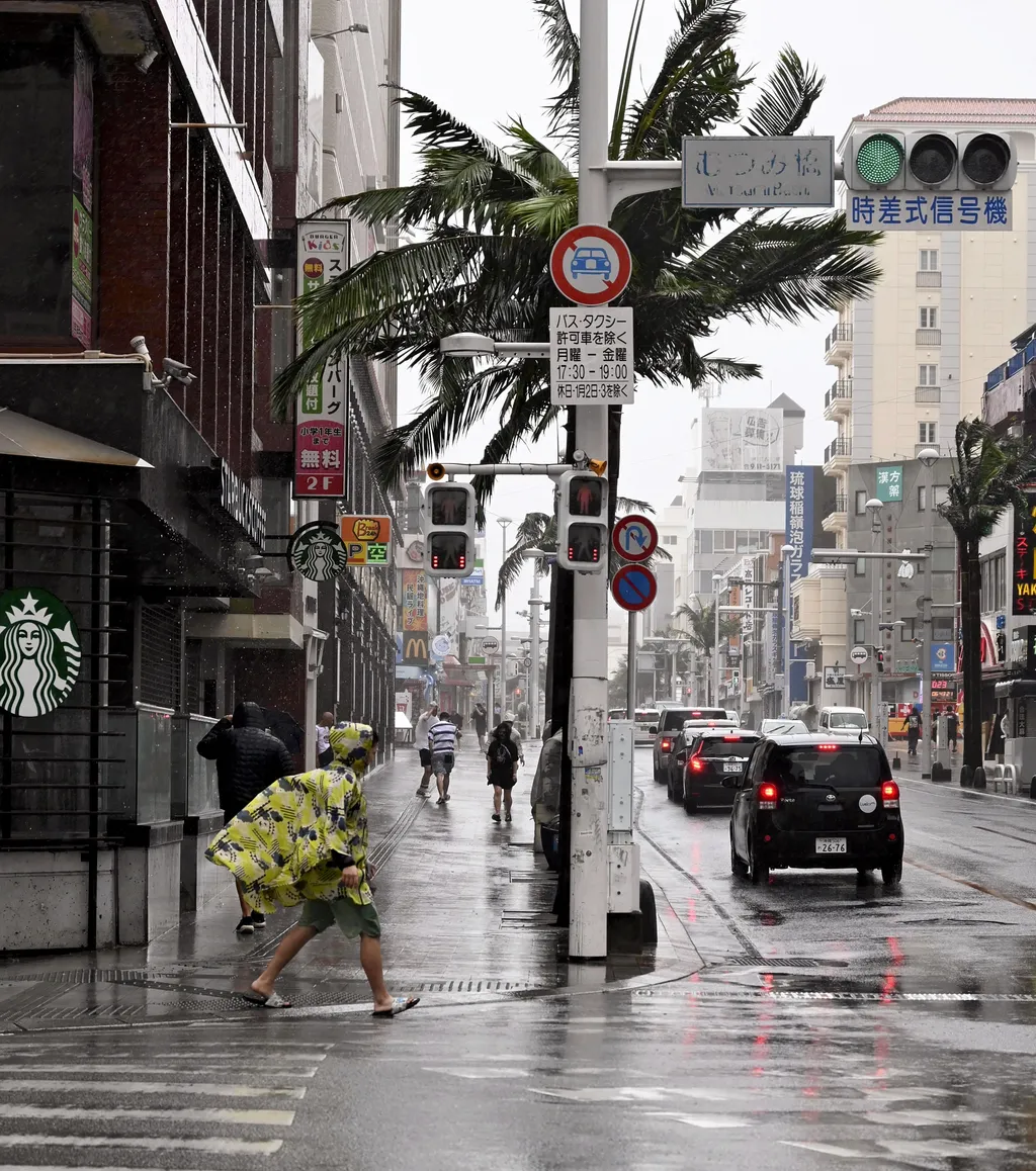 Tájfun Japán Khanun Violent Typhoon Khanun hits Okinawa, Japan Square 
