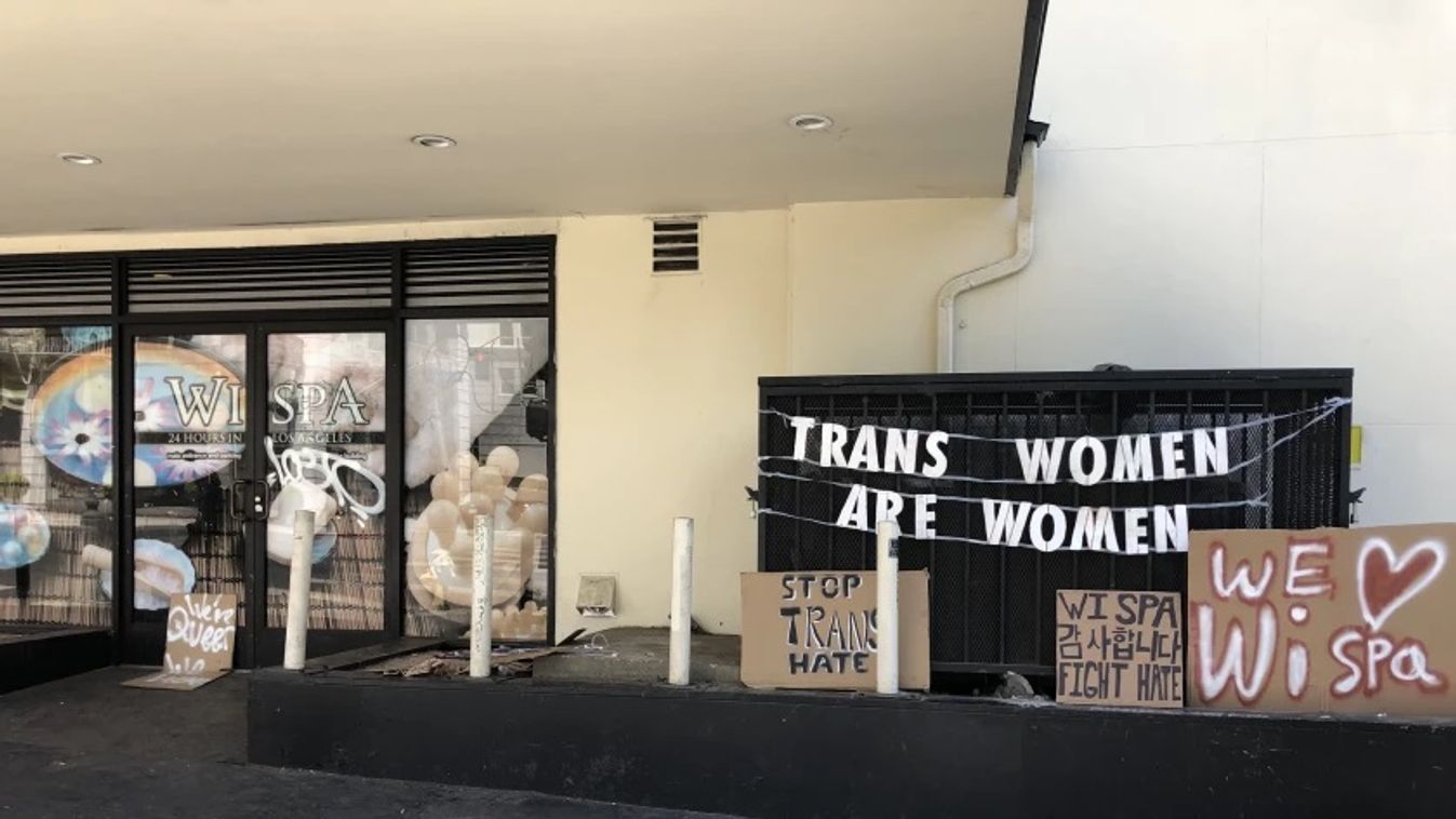 Tüntetők csaptak össze a koreai fürdő előtt a transzneműek jogai miatt 