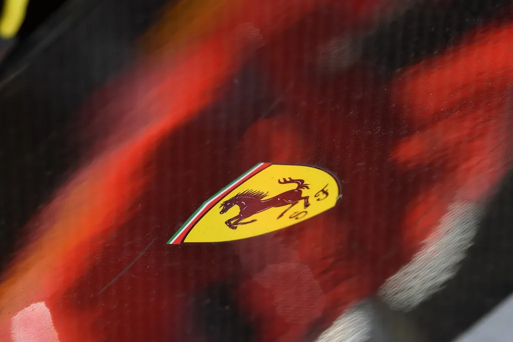 A Forma-1-es Magyar Nagydíj szombati napja, Scuderia Ferrari logo 