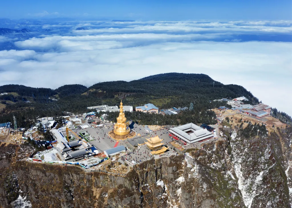 Lenyűgöző képek az Omej-hegyről és az ott található Leshani Óriás Buddháról, Kína 