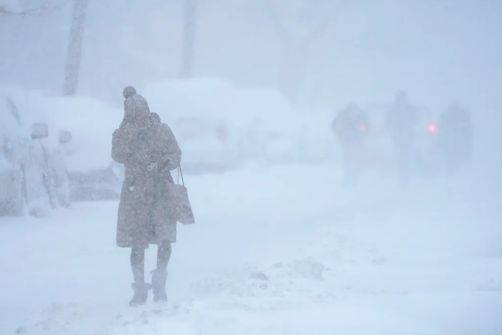 életkép ÉVSZAK FOTÓ FOTÓTÉMA havas IDŐJÁRÁS járókelő SZEMÉLY tél városkép 