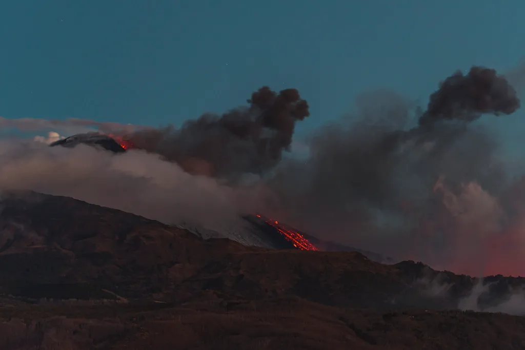 Pedara, 2021. március 10.
Izzó láva folyik az Etna tűzhányó kráteréből a szicíliai Pedara közelében 2021. március 10-én. Európa legnagyobb és legaktívabb vulkánja február 16-án tört ki újra.
MTI/AP/Salvatore Allegra 