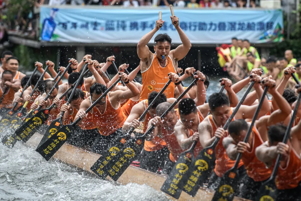 Sárkányhajó Kína Dragon boat drifting in Chinaâs Foshan festival 