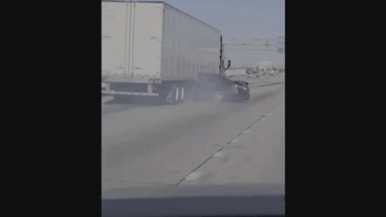 Illinois autópálya, kamion alá szorult szedán, GIF 