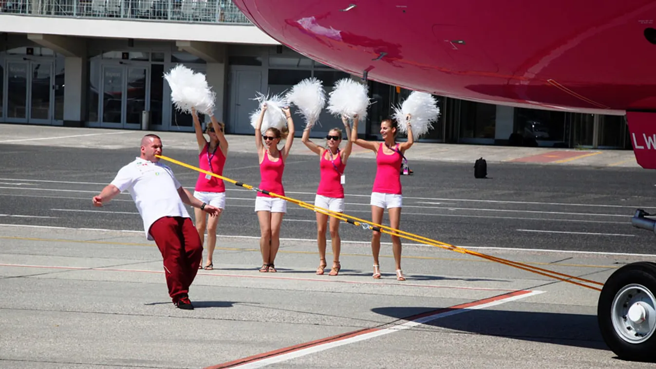 Sinka Popeye Zsolt erőművész foggal húzta el a Wizz Air légitársaság egyik utasszállítóját a a Budapest Airport 1. terminálján, Airbus A 320 