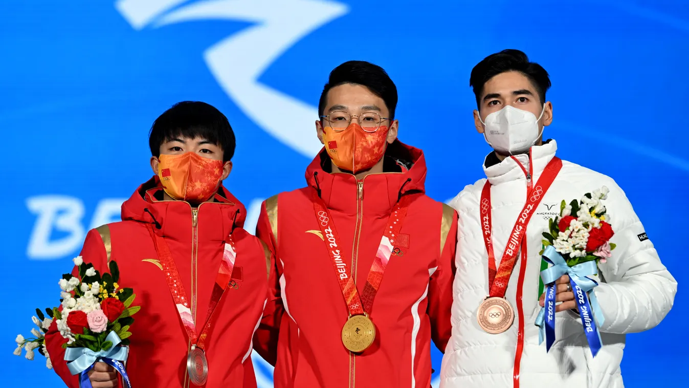 Liu Shaoang  éremátadás, díjátadó, olympics Liu Shaoang RÖVID PÁLYÁS GYORSKORCSOLYA, 1000 m, Téli Olimpia 2022, Peking,  Horizontal OLYMPIC GAMES WINTER OLYMPIC GAMES MEDAL PODIUM SHORT TRACK SPEED SKATING 