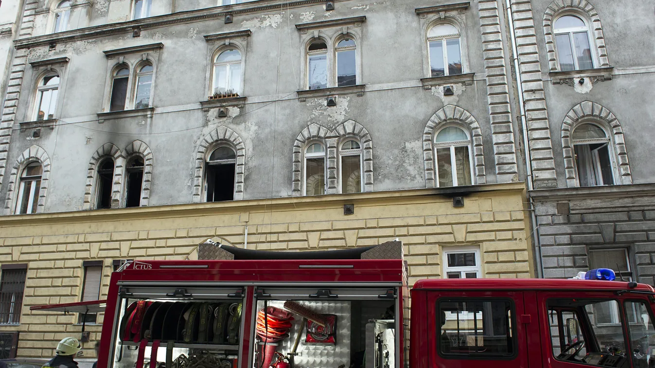 Budapest, 2015. június 2.
Tűzoltóautó a főváros VII. kerületében, a Hernád utcában, ahol egy négyszintes társasház első emeleti lakása kiégett 2015. június 2-án. A házat kiürítették, a lakás tulajdonosát a mentők füstmérgezéssel kórházba vitték.
MTI Fotó:
