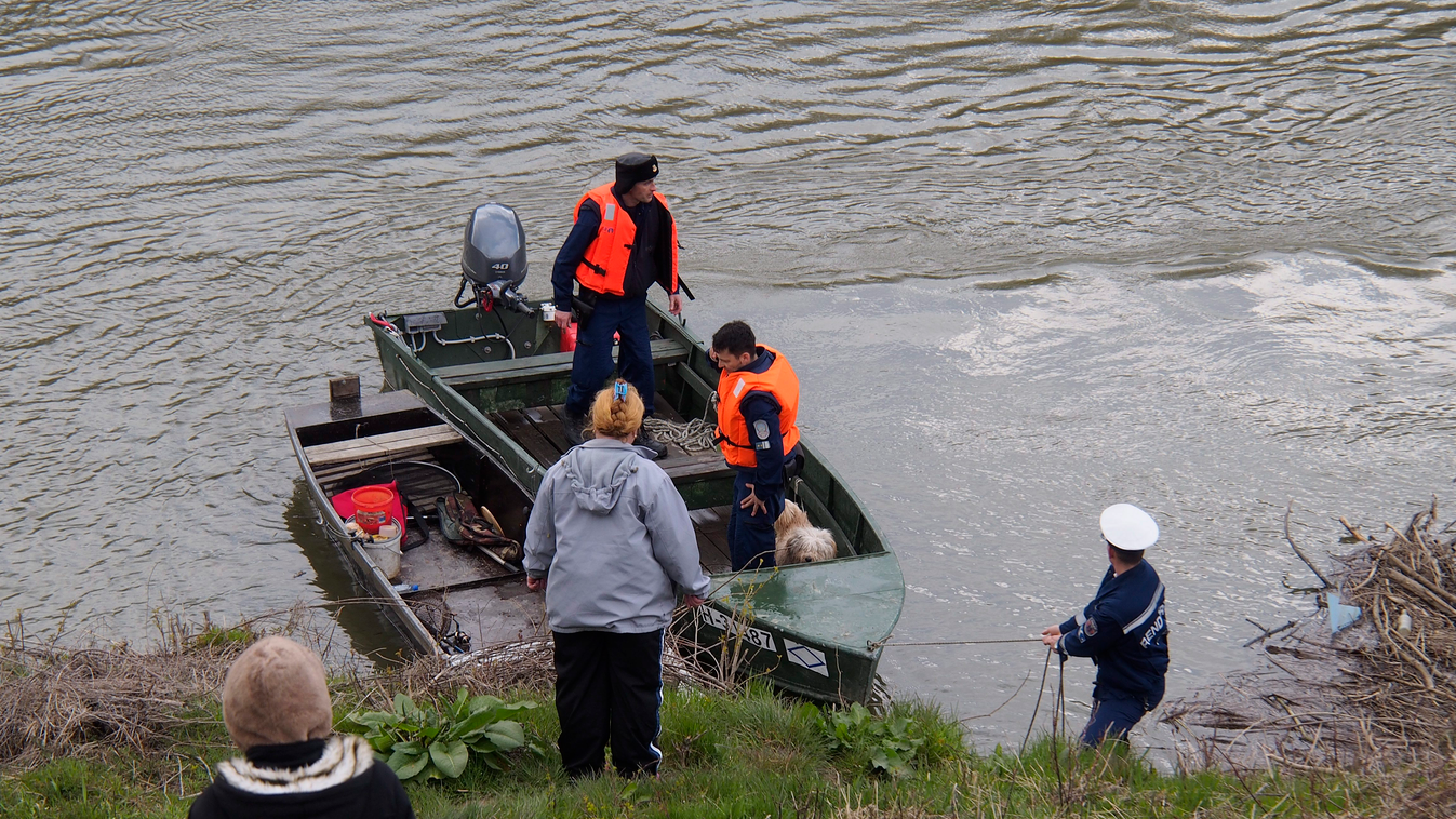 Csongrád, 2015. április 5.
Vízirendőrök viszik a partra az áradó Tiszából korábban kimentett 67 éves férfi kutyáját, valamint a csónakját Csongrádnál 2015. április 5-én. A horgászó férfi és a kutyája a kikötéskor borult a hideg folyóba.
MTI Fotó: Donka Fe