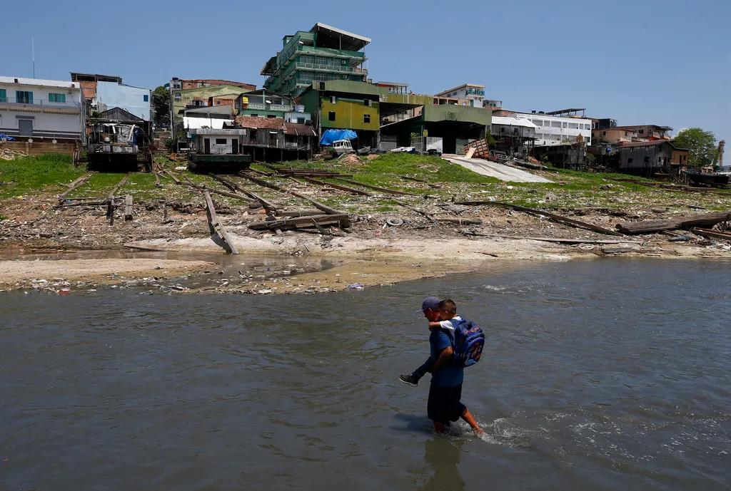 Aszály Brazília kiszáradt Rio Negro folyó a fiát a csaknem teljesen kiszáradt Rio Negro folyó szeméttel borított medrében, Manaus városban 2023. szeptember 26-án.
MTI/AP/Edmar Barros 