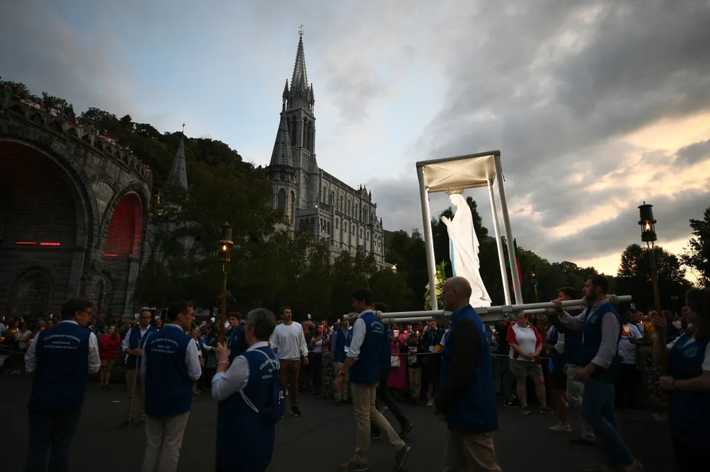 Nagyboldogasszony napja, Assomption, Lourdes, Franciaország, fáklyás Mária-körmenet, 