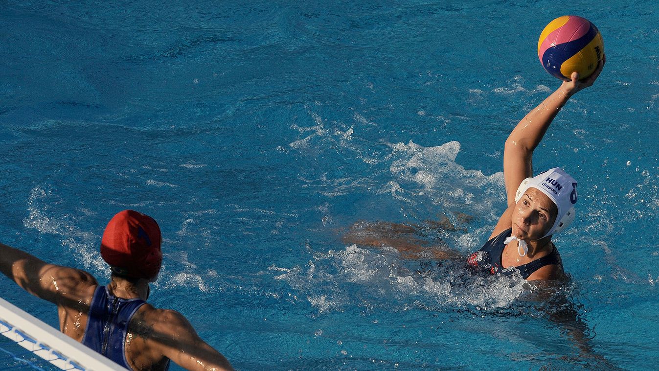 FINA vizes világbajnokság, női vízilabda, Keszthelyi Rita kapura dob a brazil Manuela Canettinek