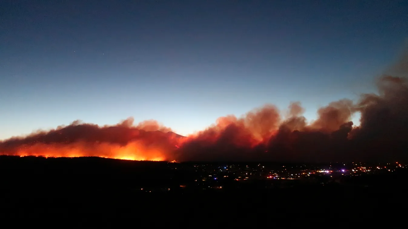 Flagstaff, 2022. június 13.
Erdőtűz pusztít az arizonai Flagstaff város határában 2022. június 12-én. A tűz miatt számos helyi lakost kellett evakuálni.
MTI/AP/Felicia Fonseca 
