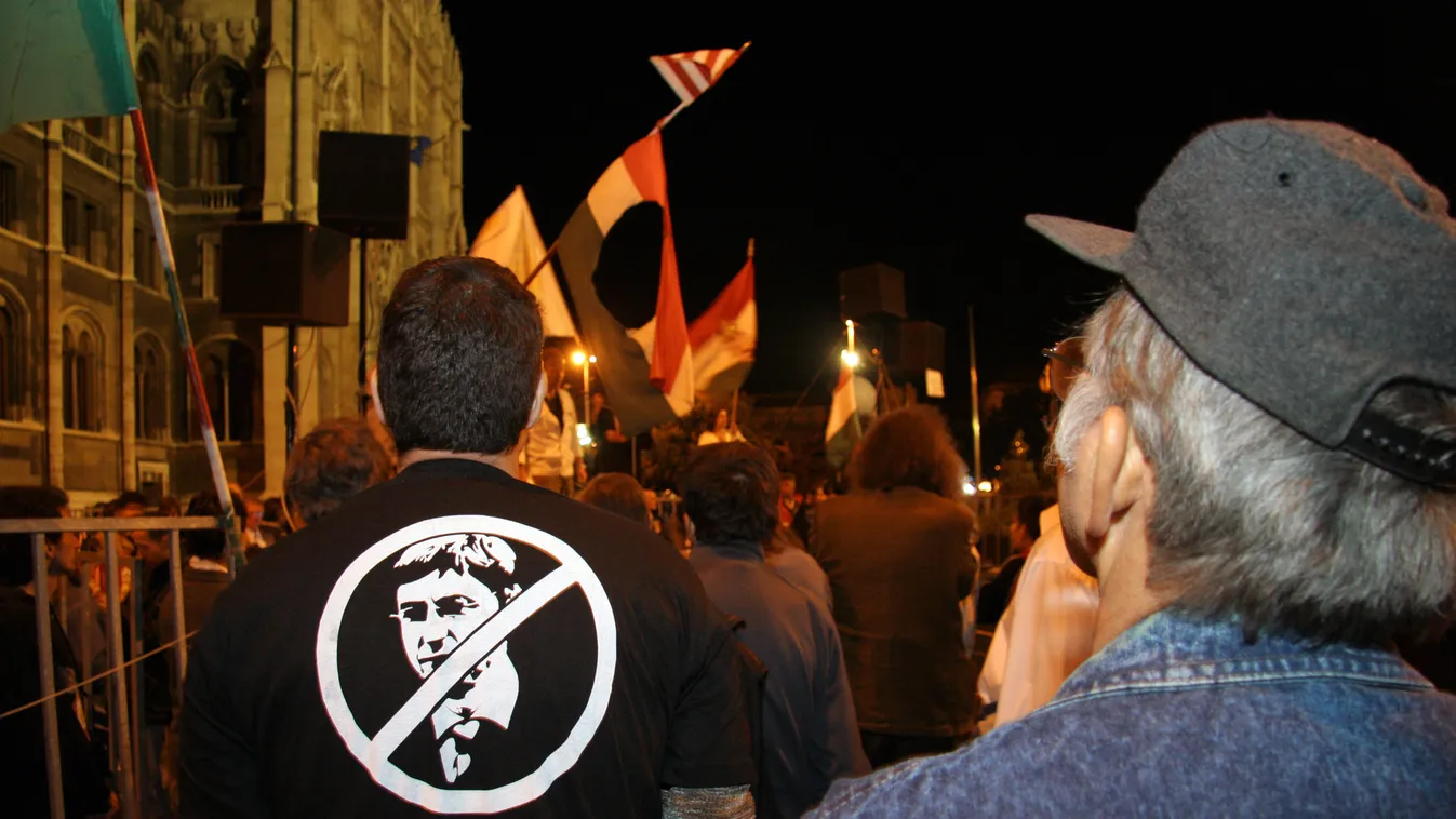 gyurcsány ferenc, öszödi beszéd, tüntetés a Kossuth téren 2006-ban, miután nyilvánosságra került az Öszödi beszéd. 