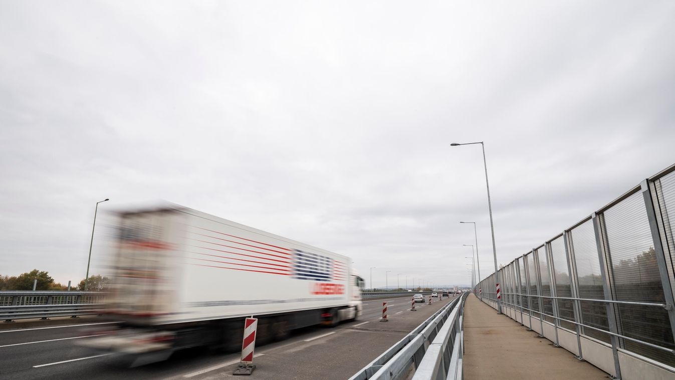 ÁLTALÁNOS KULCSSZÓ bal pályahíd lezárása Deák Ferenc híd Deák Ferenc híd lezárása építési probléma forgalom forgalomterelés hídlezárás kamion KÖZLEKEDÉSI ESZKÖZ teherforgalom 