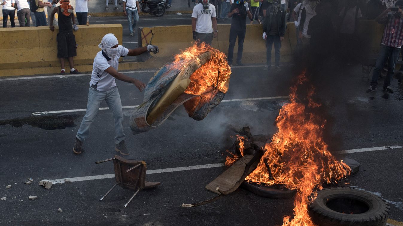 venezuela, Tüntetés Nicolás Maduro elnök szocialista kormány elleni tiltakozás Caracas 2017.04.24. 