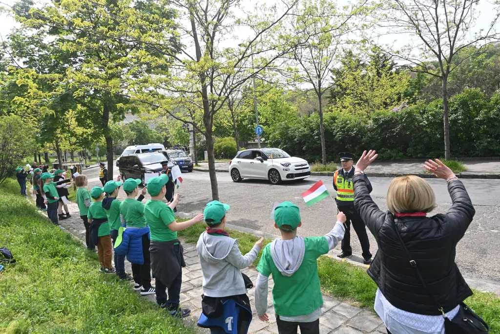 FERENC pápa, Ferencpápa2023, Ferenc pápa, pápalátogatás, háromnapos apostoli látogatás, Ferenc pápa magyarországi látogatása, Magyarország, péntek, 2023, konvoj, 