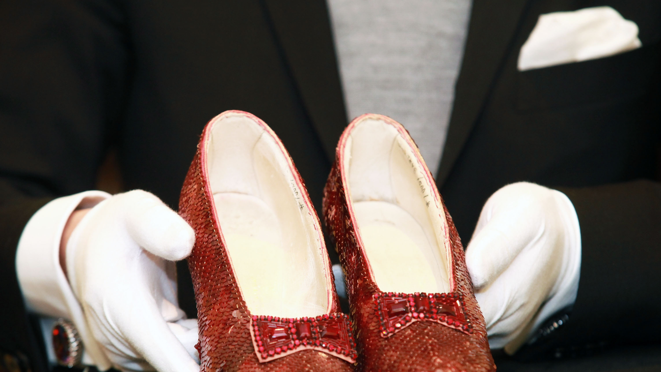 "The Wizard of Oz" Ruby Red Slippers Viewing GettyImageRank3 HORIZONTAL Looking USA Old New York City Movie RUBY Judy Garland Film Industry The Wizard Of Oz Arts Culture and Entertainment árverés Celebrities Plaza Athenee Red Slippers 