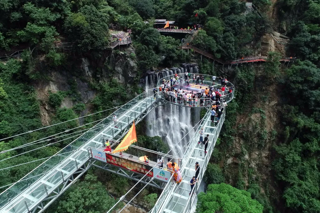 Üvegpadlós kilátó, Kína, Kulunghszia, Csingjüan

Yun Tian Bo Ba, Gulongxia  Guangdong Qingyuan Qingxin glass platform glass platform 