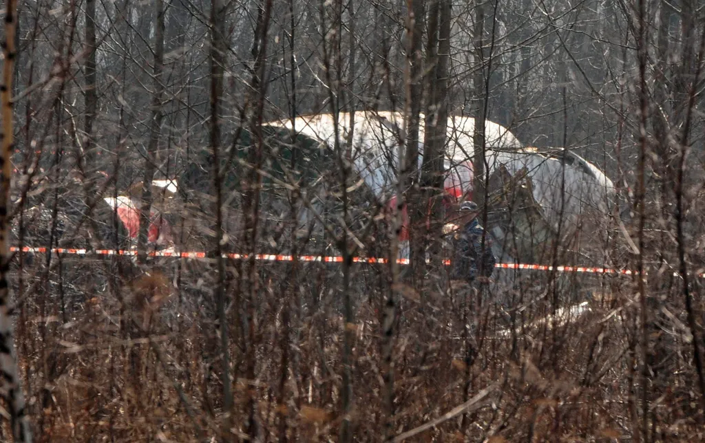 Szmolenszk, 2010. április 10.
A szerencsétlenül járt gép roncsdarabja hever a helyszínen 2010. április 10-én, miután leszállás közben lezuhant a Lech Kaczynski lengyel elnököt szállító repülőgép a szmolenszki repülőtér közelében.senki sem élte túl közülük
