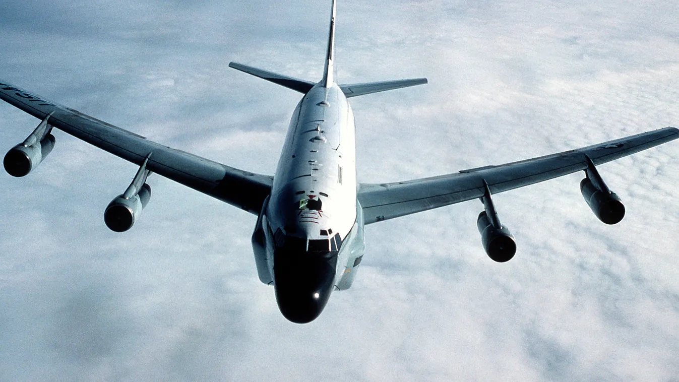 U.S. AIR FORCE RC-135 STRATOLIFTER AMERICAN AIRCRAFT 306TH STRATEGIC WING REFUELING MISSION PLANE HORIZONTAL An air-to-air front view of an RC-135 Stratolifter aircraft from the 306th Strategic Wing during a refueling mission over the North Sea. Mars 1988