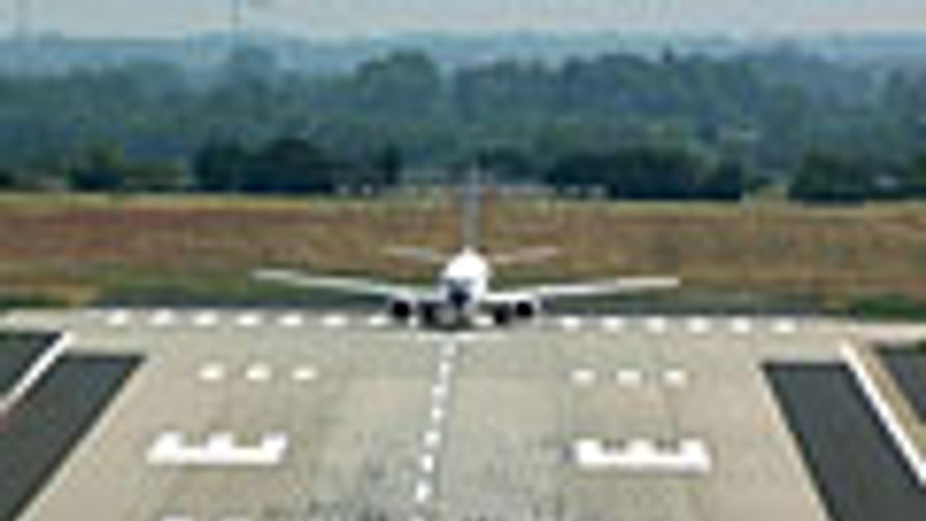 felszálláshoz készülődik egy Malév repülő a  Ferihegyi repülőtér kifutópályáján 2004. szeptemberében, mentesül egy törvény alapján a budapesti Liszt Ferenc Nemzetközi Repülőtér üzemeltetője, a Hochtief a helyi iparűzési adó alól