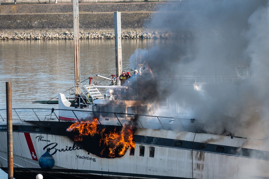 kigyulladt hajó az Óbudai-sziget déli csücskénél, tűz, tűzoltó, 2023.02.14. 