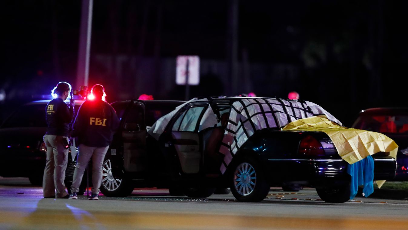 Miramar, 2019. december 6.
Egy áldozat letakart autója mellett helyszínelő rendőrök a floridai Miramarban 2019. december 5-én, miután egy meghiúsított ékszerrablás két menekülő tettese sofőrjével együtt elrabolta az UPS csomagkézbesítő vállalat egyik furg