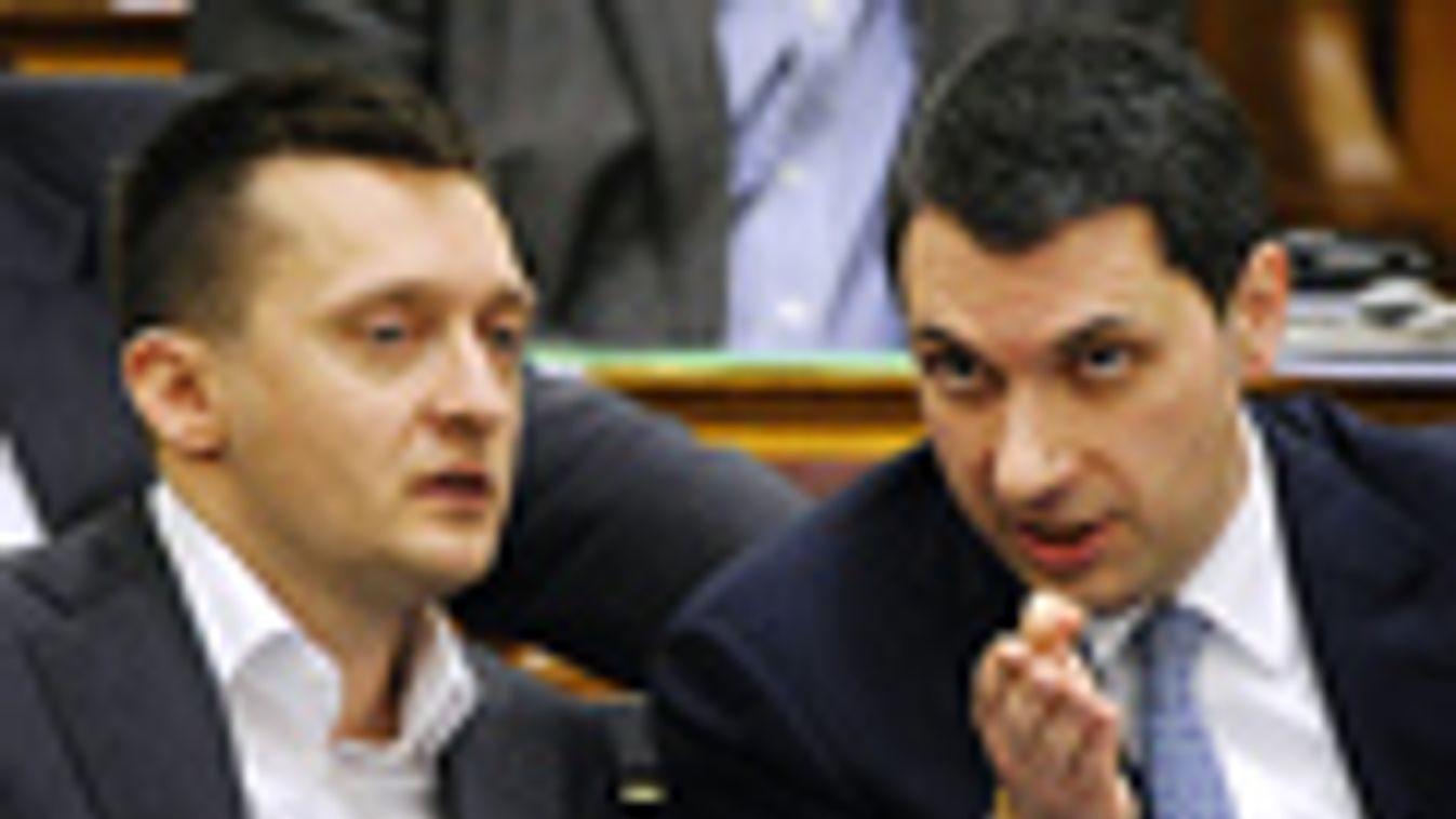 Lázár János és Rogán Antal beszélget a parlamentben