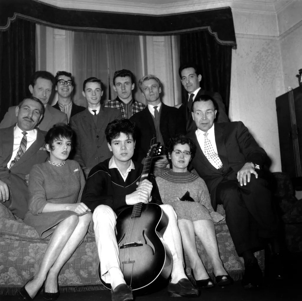 1959 Cliff Richard-galéria Shadows
Cliff Dwellers England;black & white;format square;male;female;family;musical instrument;Music 