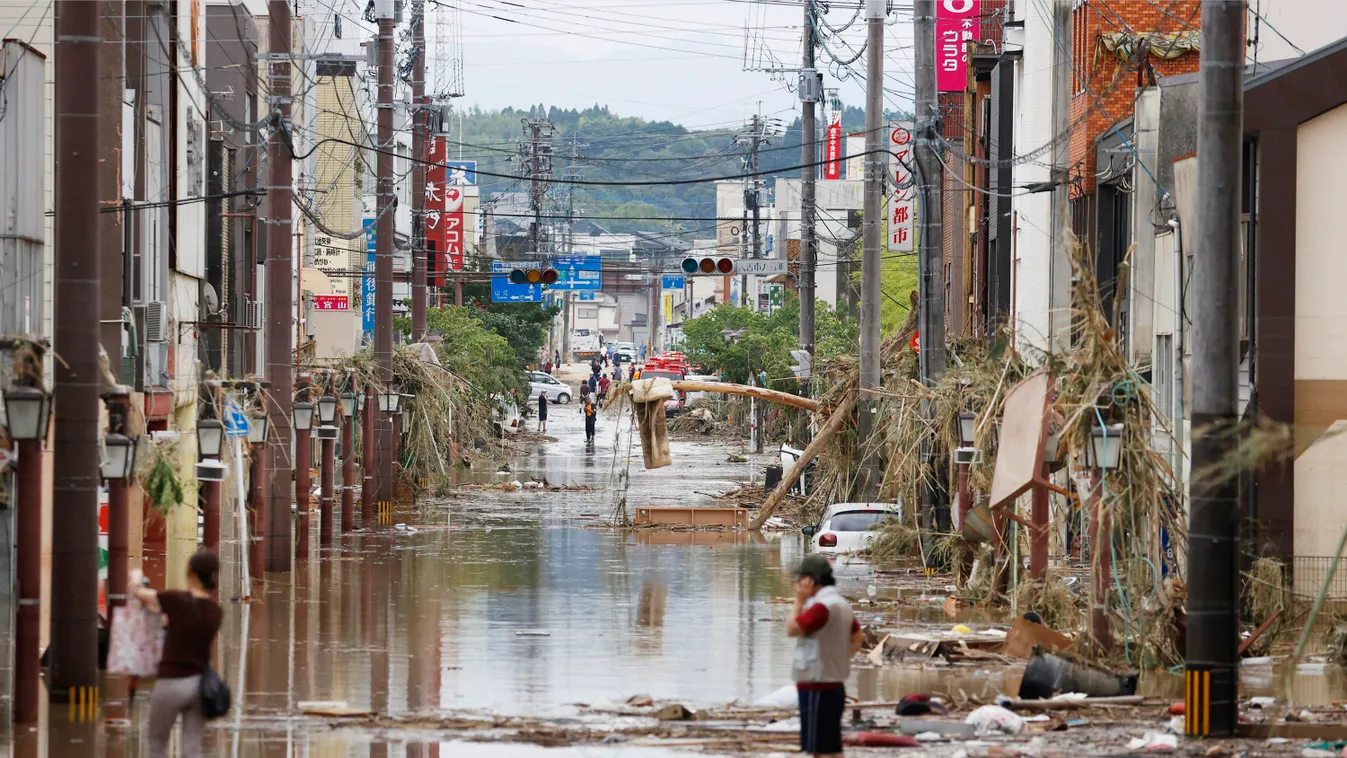 Hitojosi, 2020. július 4.
A pusztítás nyomai az árvíz levonulása után a Kumamoto prefektúrában fekvő Hitojosiban 2020. július 4-én. Tucatnyian eltűntek Japán déli részén a heves esőzések okozta földcsuszamlások és árvizek következtében, közel 75 ezer embe
