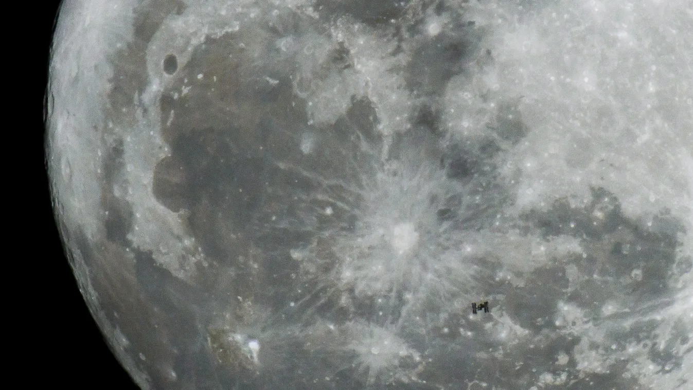 A Nemzetközi Űrállomás a Hold előtt Salgótarjánból fotózva 2014. február 14-én. Az űrállomás körülbelül 1 másodperc alatt haladt el a Hold előtt. 