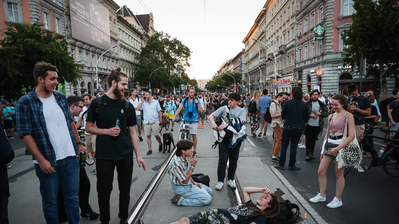 tüntetése a kata módosítása ellen , Tüntetés, Kata adózás, adó, vállalkozás, kisvállalkozó, KATA-s adózás, KATA módosítás, demonstráció, kisadózó, KATA, tüntetés, új, KATA törvény, tiltakozás, törvény, változás,  2022.07.13. 