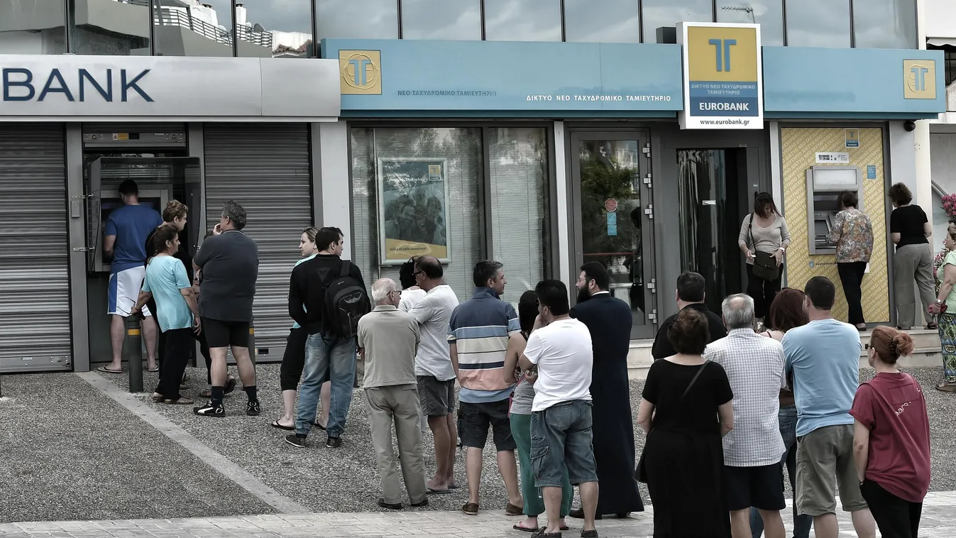 People stand in a queue to use ATM machines to withdraw cash at a bank in Athens on June 27, 2015. Greece will hold a referendum on July 5 on the outcome of negotiations with its international creditors taking place in Brussels on June 27, Prime Minister 
