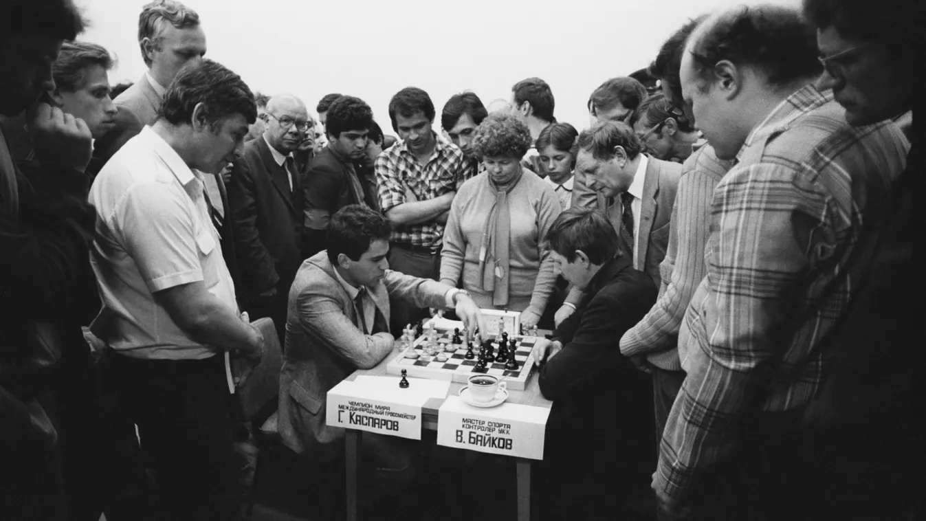 Garry Kasparov and V. Baikov analyze game crowd HORIZONTAL 