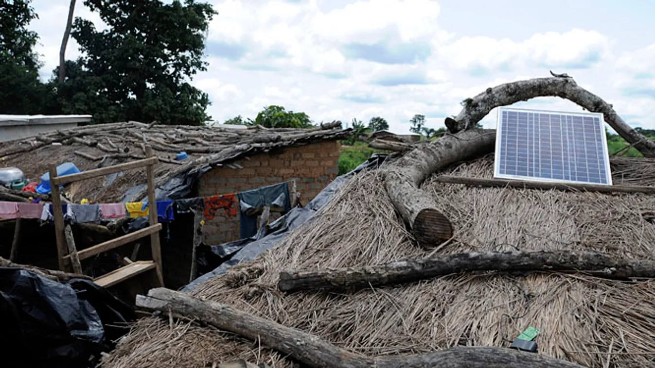Napenergia, napelemek egy elefántcsonparti kunyhó tetején 