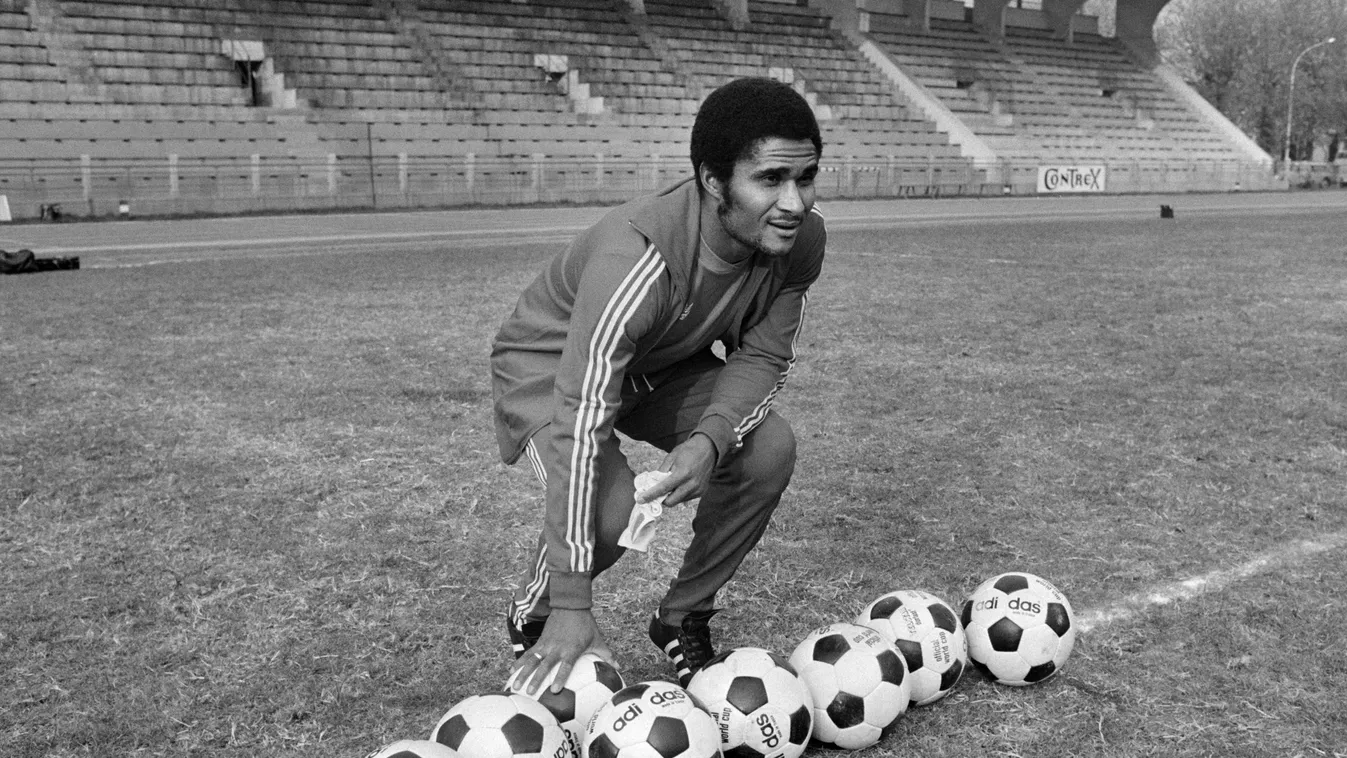 - Horizontal SOCCER PLAYER PORTRAIT FULL-LENGTH FOOTBALL SOCCER BALL BLACK AND WHITE PICTURE 