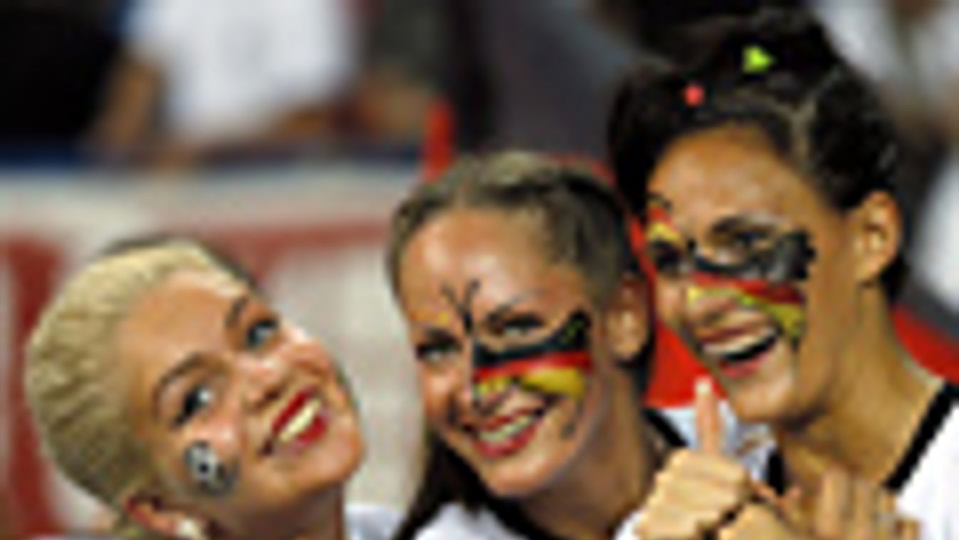 Német csajok, szurkolók a Németország-Hollandia meccsen, foci eb 2012