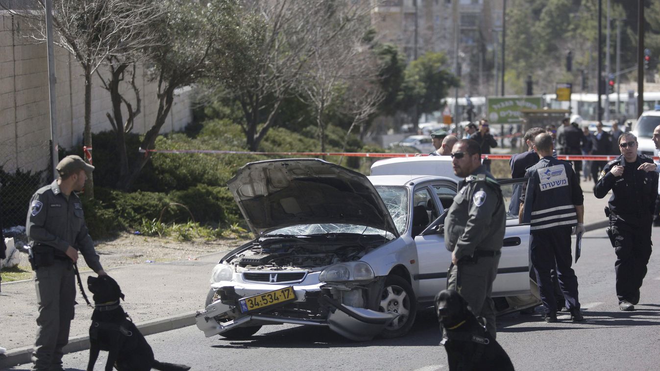 Jeruzsálem, 2015. március 6.
Izraeli rendőrök annak a jeruzsálemi gázolásos merényletnek a helyszínén, ahol egy palesztin támadó autójával öt határőrnő közé hajtott 2015. március 6-án. A katonai bázisuk kapujánál történt támadásban két határőr közepesen, 